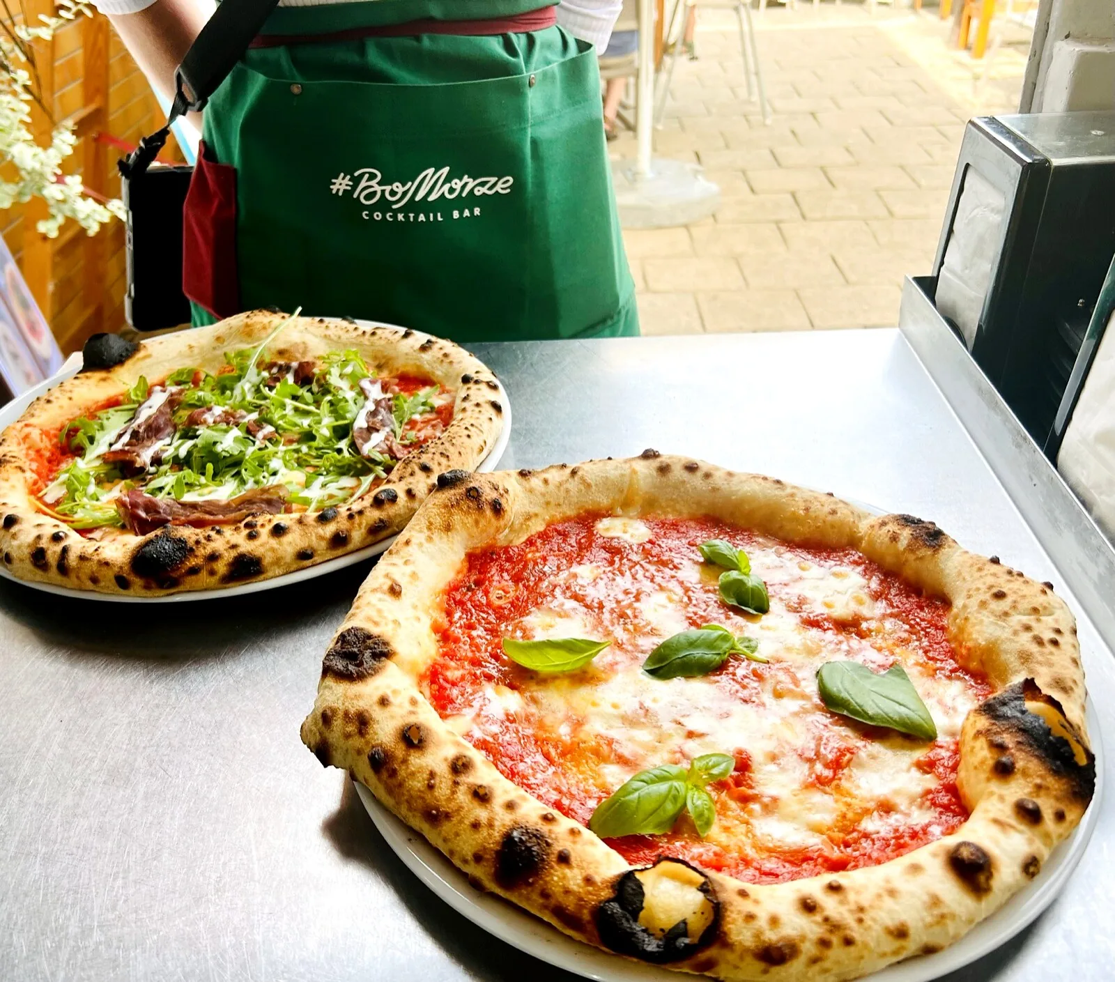 Dwie pizze neapolitańskie w pizzerii w Niechorzu — Prosciutto i Margherita