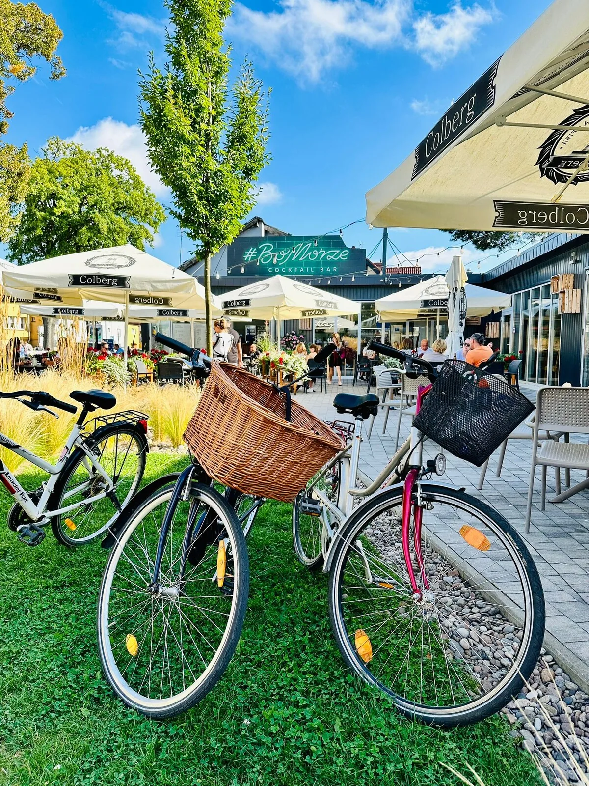 Ogródek pizzerii BoMorze w Niechorzu — parasole, rowery, neon