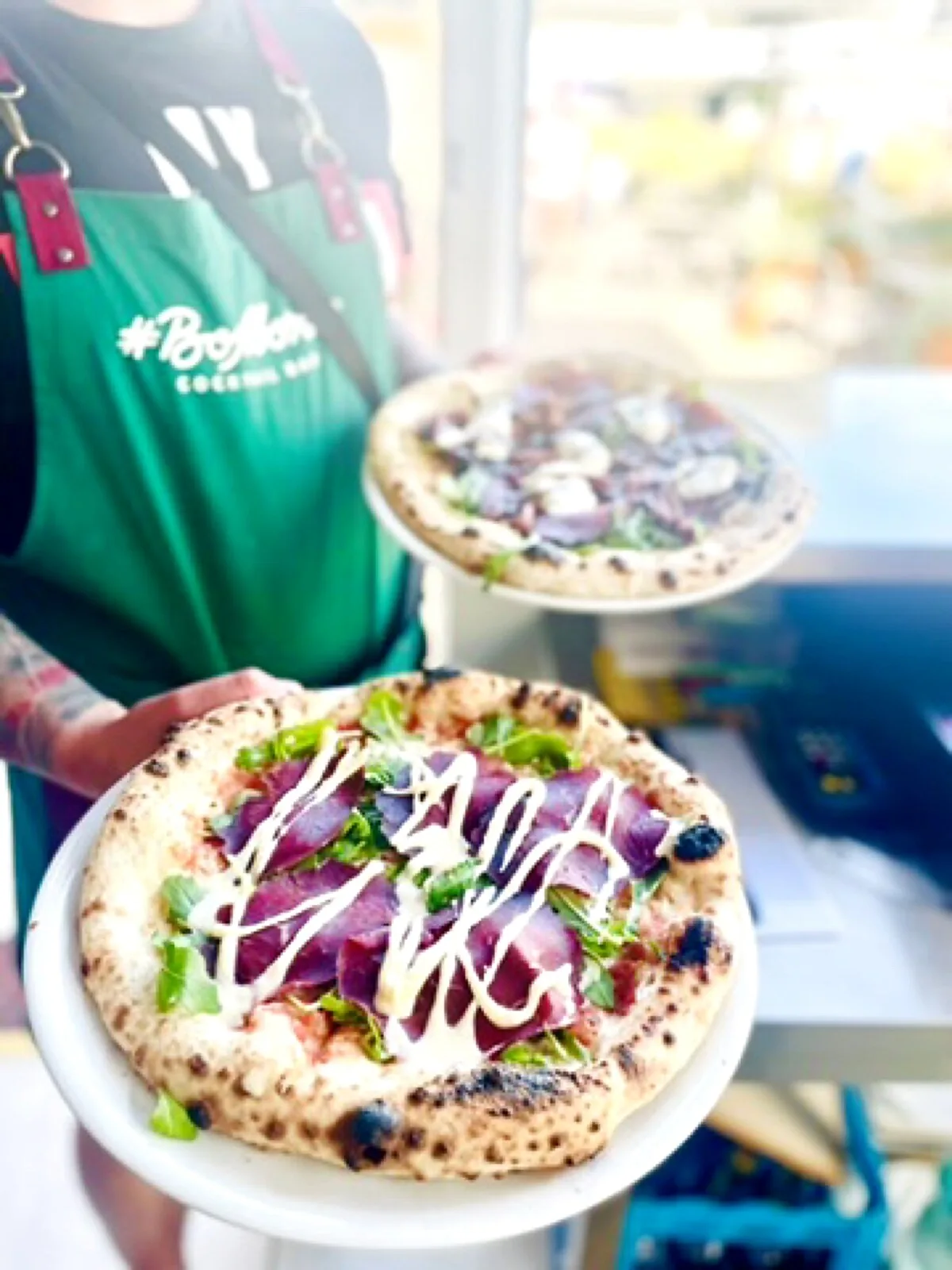 Pizza neapolitańska w pizzerii BoMorze w Niechorzu — bresaola, rukola, parmezan