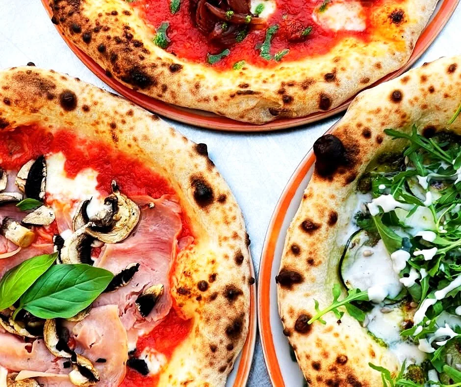 Trzy pizze neapolitańskie z naszej pizzerii w Niechorzu — cornicione z leopardingiem